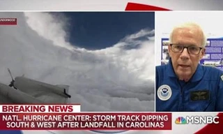 Rợn người C-130J bay xuyên tâm siêu bão Florence