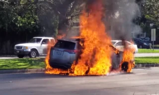 Toyota RAV4 cháy dữ dội trên đường phố