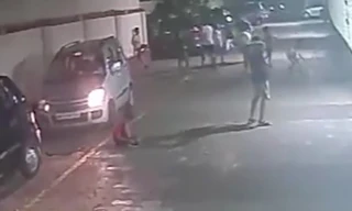 Cậu bé Ấn Độ thoát chết thần kỳ sau khi bị ôtô chèn qua.