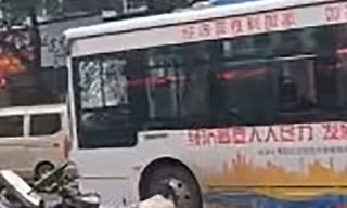 Kẻ cướp lái xe buýt lao vào đám đông, ít nhất 5 người chết