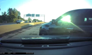 Cố vượt xe khác, SUV tự gây tai nạn cho chính mình