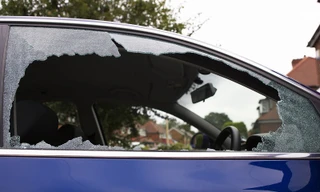 Trộm đập cửa kính ôtô lấy đồ giá trị