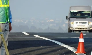 Mặt cầu nhấp nhô lượn sóng. Ảnh: Minh Cương