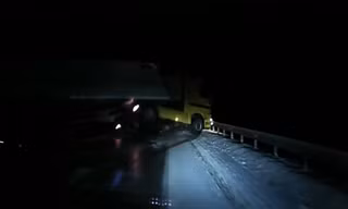 Vượt xe trong đêm tối, container cùng xe con 'lật ngửa' trên xa lộ