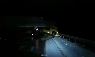 Vượt xe trong đêm tối, container cùng xe con 'lật ngửa' trên xa lộ