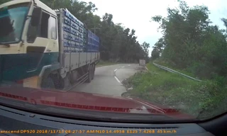 Xe tải phóng nhanh trong đường hẹp và va chạm với xe con