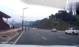 Ôtô trôi tự do xuống dốc gây rối loạn giao thông