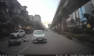 Ôtô "điên" đâm xe máy rồi bỏ chạy