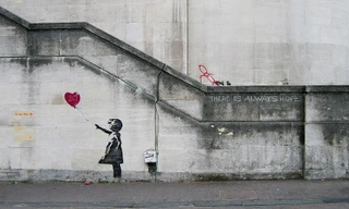 Tranh tường “Girl with balloon” được vẽ năm 2002 trên thành cầu Waterloo ở thủ đô London của Anh (ảnh chụp năm 2004). Tranh: Banksy.