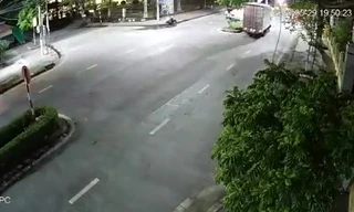 Xe tải đâm vào cây ven đường