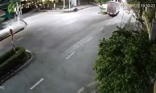 Xe tải đâm vào cây ven đường