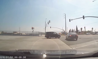 Chiếc xe bất chấp để vượt đèn đỏ và "cái kết đắng"