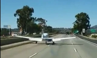 Bất ngờ với chiếc máy bay hạ cánh xuống xa lộ.