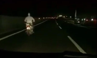 Xe máy bất chấp nguy hiểm chạy trên cao tốc Hà Nội - Hải Phòng