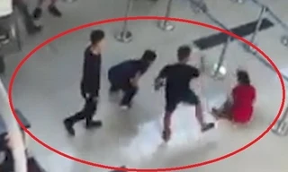 Các đối tượng hành hung nhân viên sân bay Thọ Xuân (Ảnh cắt từ clip)
