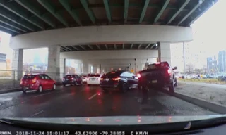 Bị chặn đường, xe bán tải thể hiện sức mạnh