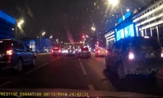 Volvo XC60 phóng nhanh 'như phim hành động' trên đường đông đúc