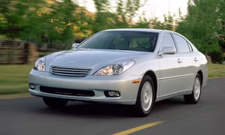 Lexus ES300 phiên bản năm 2002 được cho bị lỗi hàng ghế trước.