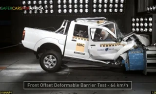 Nissan Navara gây thất vọng khi không đạt được "sao” nào trong bài thử va chạm