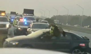 Audi A3 xoay nhiều vòng và húc văng người đang đứng trên đường