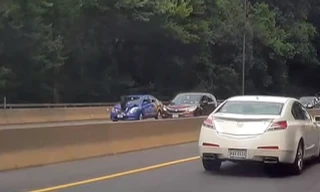 Xe Jeep bị rơi mất một bánh gây tai nạn