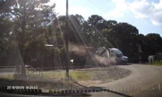 Tàu hỏa cắt đôi xe container mắc kẹt trên đường ray.