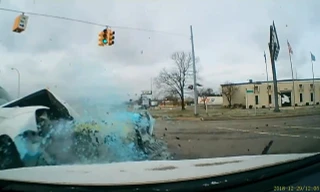 Hai ôtô bất ngờ bị đâm giữa giao lộ không rõ nguyên nhân