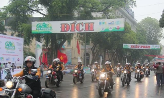 ‘Xế khủng’ hộ tống đoàn đua