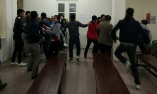 Quang cảnh xô xát giữa các bên trong phiên tòa ngày 24/2.