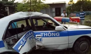 Các đối tượng đâm, va khiến xe CSGT bị hư hỏng.