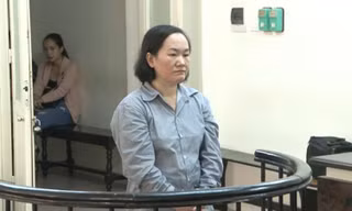 Nữ giám đốc Lê Thị Dân trước vành móng ngựa.