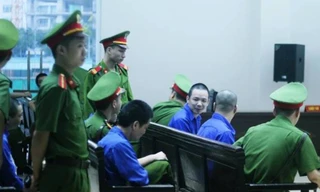 Nguyễn Văn Tình tươi cười tại tòa phúc thẩm.