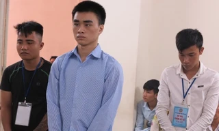 Đào Tiến Hùng (áo xanh) và 2 bị cáo tấn công mình