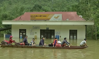 Quốc lộ 6 bị chia cắt, bộ đội và công an đóng bè cho dân qua