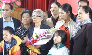 Gia đình bà Nga tại buổi xin lỗi. 