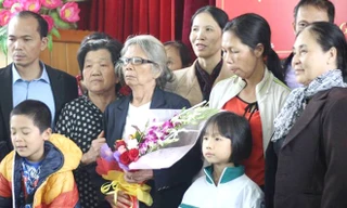 Gia đình bà Nga tại buổi xin lỗi. 