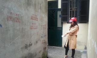 Mẹ cháu bé chỉ cho phóng viên nơi con mình bị xâm hại.