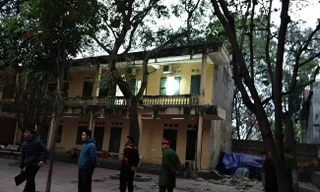 Sập lan can trường tiểu học khiến 10 học sinh nhập viện