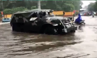 Xe đặc chủng của quân đội giúp người dân vượt qua chỗ ngập.