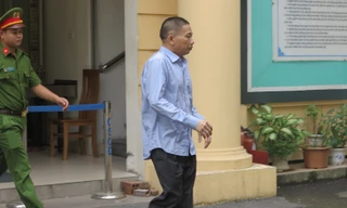 Bị can Ninh Văn Quỳnh đến tòa Hà Nội.