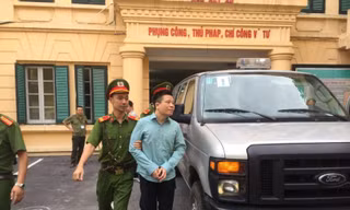 Bị cáo Hà Văn Thắm được dẫn giải tới tòa.