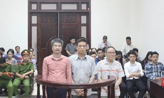 Các bị cáo nghe tòa tuyên án.
