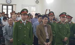 Giagn Kim Đạt (ở giữa) cùng đồng phạm tại tòa sơ thẩm.