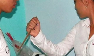 Bị bóp cổ vì đòi chia tay, cô gái rút dao đâm chết bạn trai