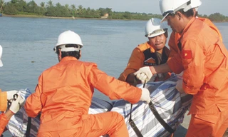 Thi thể anh Báu được chuyển từ tàu SAR 273 lên bờ