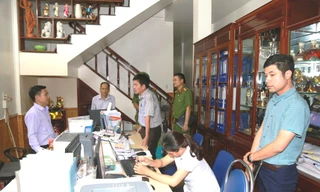 Công an khám xét doanh nghiệp phục vụ công tác điều tra bóc gỡ đường dây mua bán hóa đơn, chứng từ để hợp thức hóa nguồn gốc cát sỏi khai thác và mua bán trái phép tại Huế