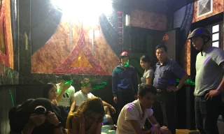 Các nam thanh nữ tú thuê nhà nghỉ "đập đá" bị công an bắt quả tang (ảnh Phong Anh)