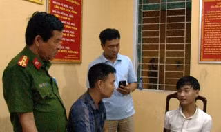 Kẻ cướp táo tợn giữa ban ngày Trần Văn Huy (bìa phải) tại cơ quan công an