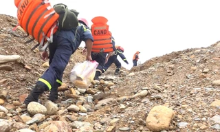 Các lực lượng cứu nạn cứu hộ chạy đua với thời gian để tìm kiếm nạn nhân mất tích trước khi bão số 9 mang theo mưa lớn đổ bộ miền Trung.