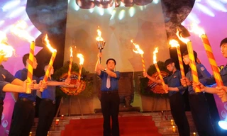 Ngọn đuốc tiếp lửa truyền thống cho thế hệ trẻ cũng đã được thắp lên để nhắc lại truyền thống cách mạng hào hùng.